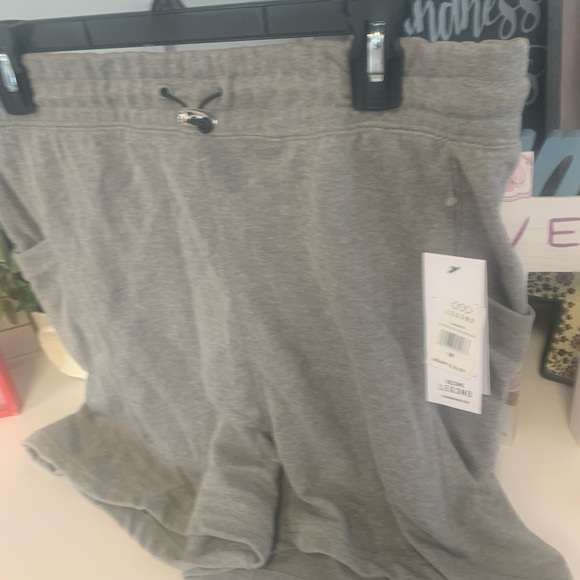 5 for $25- NWT - originally $32- LEG3ND Gray Shorts Size Medium - Picture 3 of 16